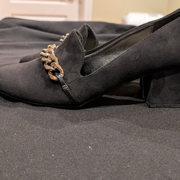 Nine West Black sued shoes with gold chain accent - Picture 4 of 5